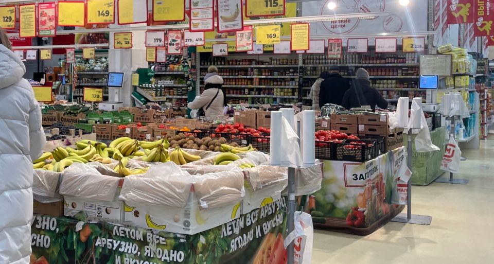 Для чего продавцы “Магнита” и “Пятёрочки” выуживают из ящиков с бананами загадочные пакетики