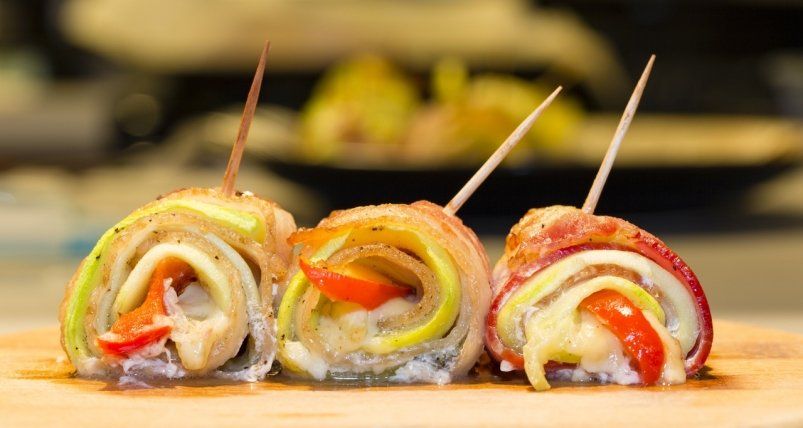 Быстрые яичные рулетики с начинкой за 12 минут: очень сочные и вкусные — у домочадцев только за ушами пищит