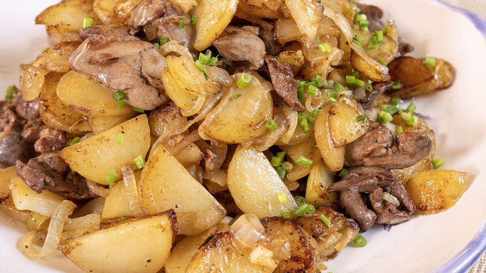 Вкусный и быстрый рецепт жареной картошки с куриной печенью
