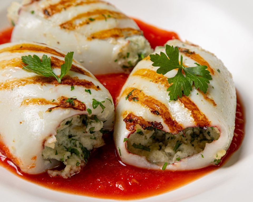 Фаршированные кальмары в томатном соусе: оригинальный рецепт