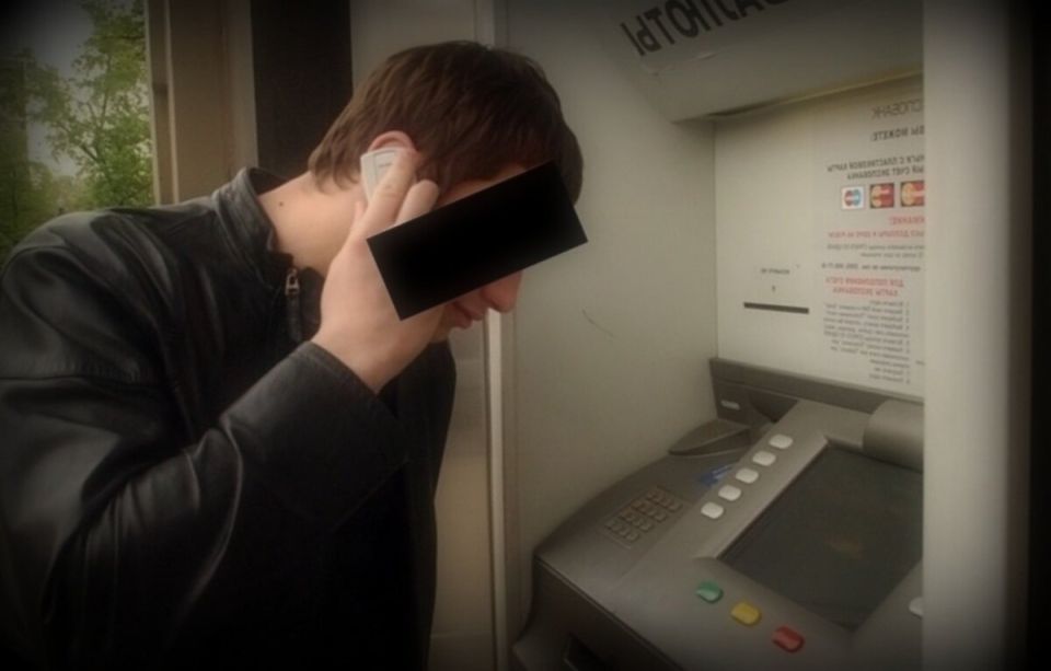 Как мошенники манипулируют людьми через банкоматы: будьте осторожны