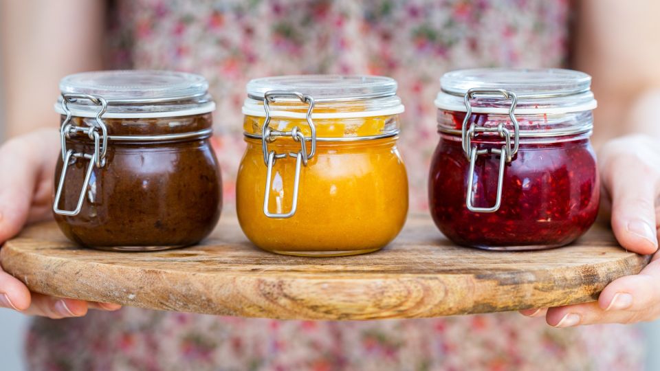 Не выбрасывайте остатки надоевшего варенья: сделайте из него эту вкуснятину