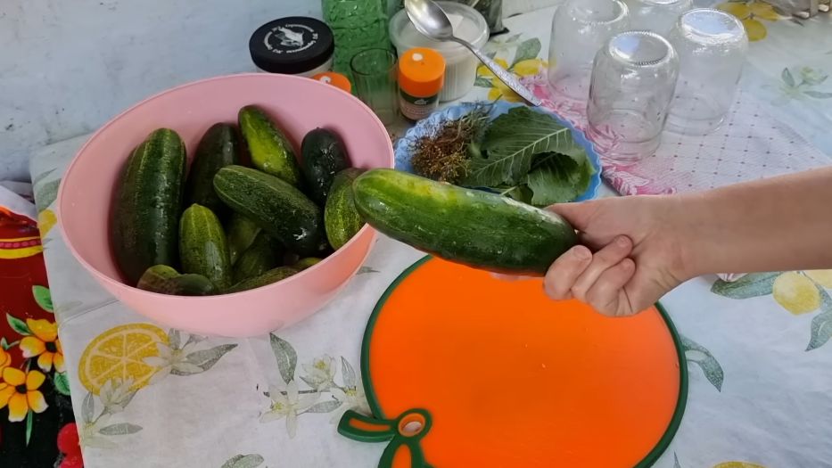 Как превратить переросшие огурцы в вкусное лакомство за 20 минут