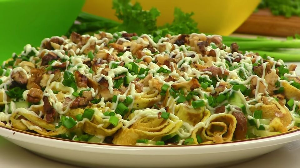 Гости мигом сметут салат с говядиной и грецким орехом: лучшая закуска на Рождество