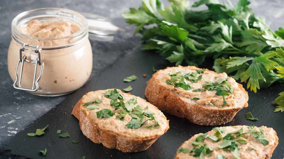 От одного вида этой намазки к бутербродам у домочадцев потекут слюнки: сочная и свежая