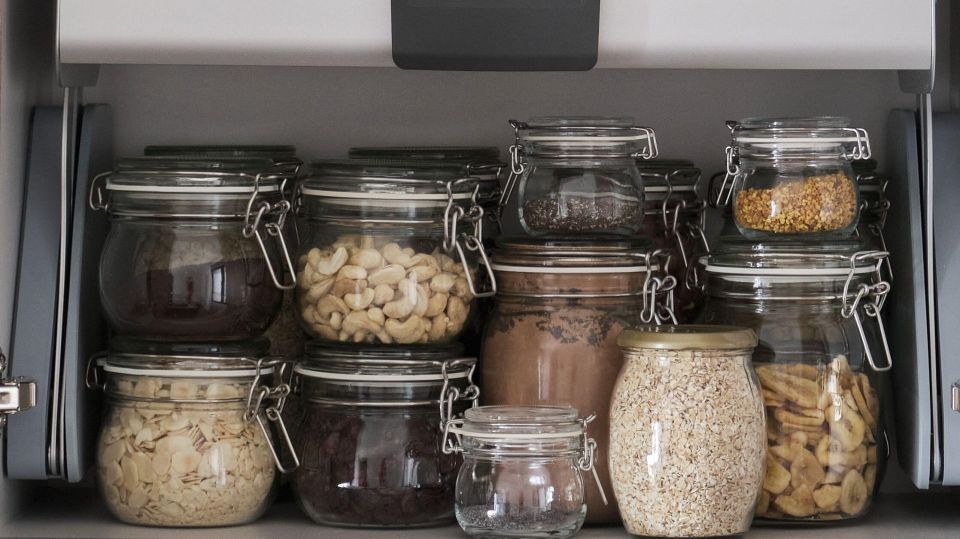 Ни одно насекомое не залезет в крупу: эта хитрость сэкономит море денег