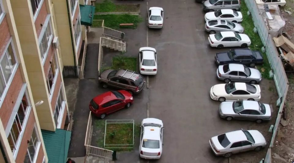 Парковка у жилых домов: где проходит граница между комфортом и правами жильцов?