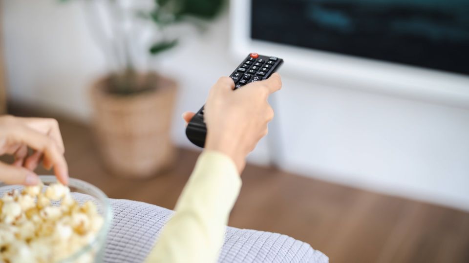 Нужно ли на ночь выключать телевизор из розетки: мастер по ремонту дал окончательный ответ