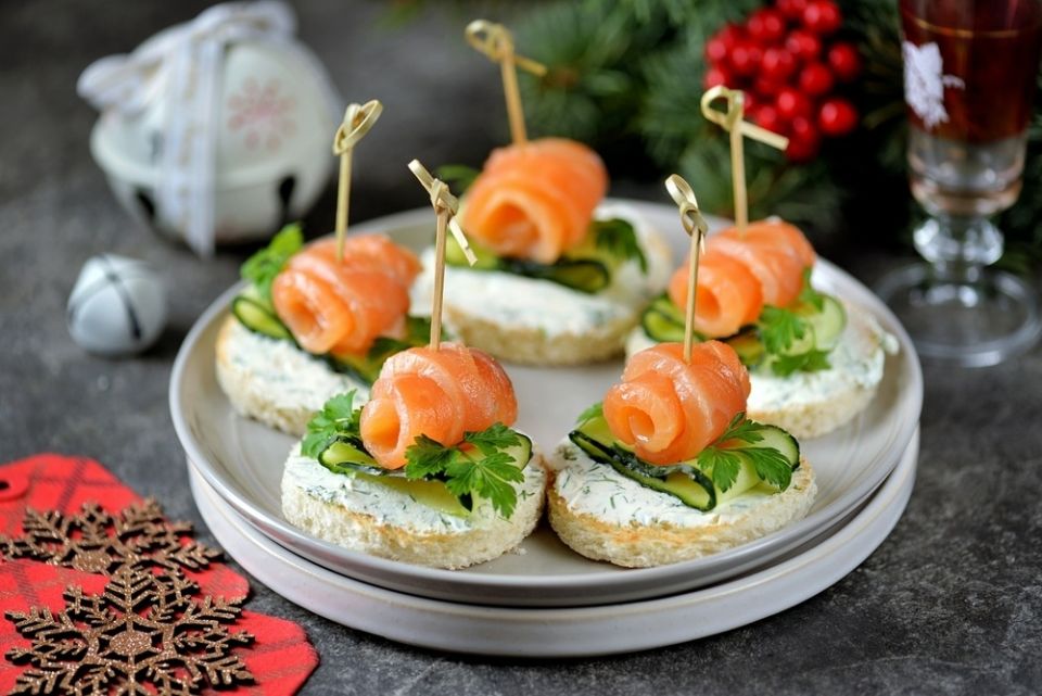 Скоростные закуски для легкого новогоднего застолья
