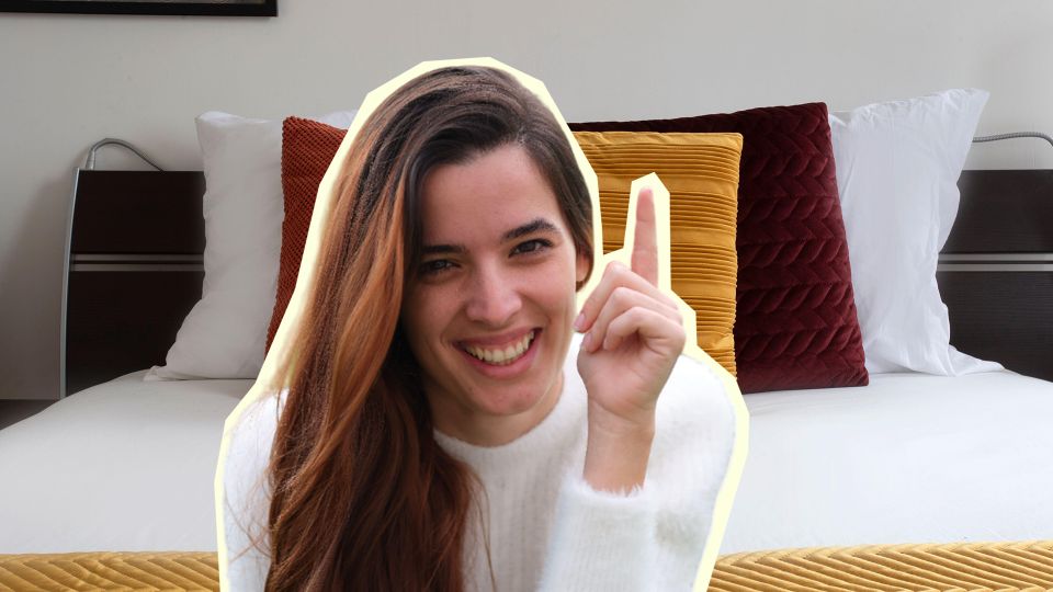 Простынь постоянно сползает с матраса? Вот как решить проблему за минуту