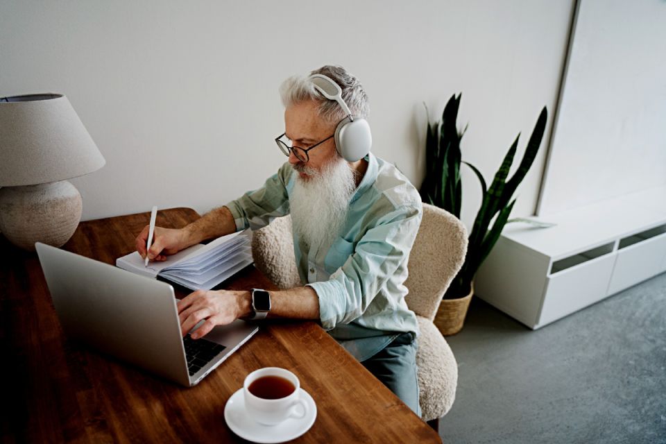 Как пенсионеры могут зарабатывать в интернете: практические советы и идеи