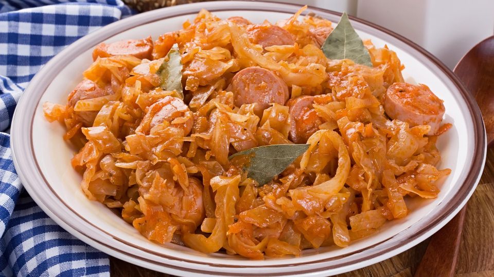 Такую тушеную капусту полюбят даже дети: весь секрет в ложке этого продукта