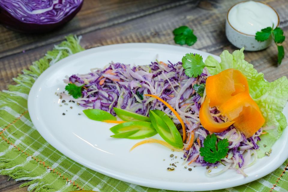 Овощной праздник: легкий и яркий постный салат с капустой, морковью и яблоком