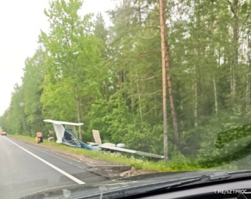 Пилот легкомоторного самолета совершил вынужденную посадку на трассу А-120 в Ленинградской области, транспортная прокуратура проводит проверку