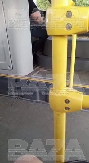 Водитель избил и выгнал школьницу из автобуса, заподозрив в том, что девочка не оплатила проезд