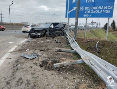 В Калининском округе столкнулись три автомобиля, есть пострадавший