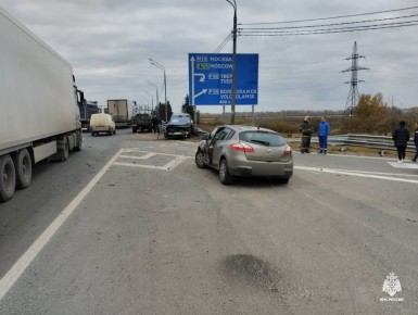 Прямо сейчас сотрудники 1 ПСЧ ликвидируют последствия ДТП на 167 километре М-10 «Россия» в Калининском МО, где произошло столкновение трех легковых автомобилей