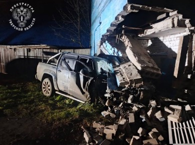 В ночь с 23 на 24 октября около дома 43 на Ленинском проспекте г. Осташкова произошло ДТП с участием легкового автомобиля Фольсваген-Амарок