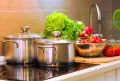 Простое решение для чистоты на кухне: как чайные пакетики помогут бороться с застарелым жиром