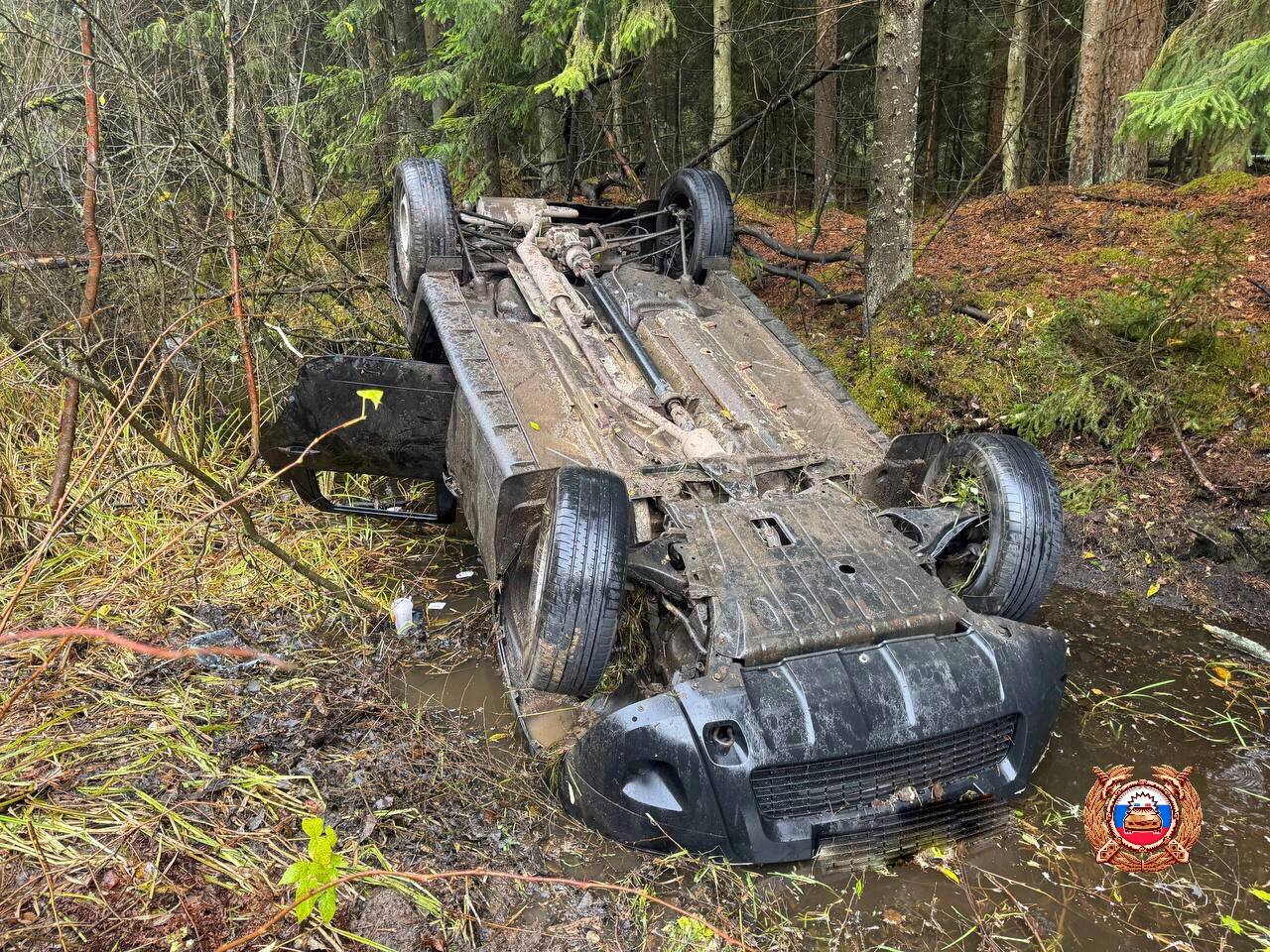 Под Тверью автомобиль на большой скорости улетел в канаву с водой Под Тверью автомобиль на большой скорости улетел в канаву с водой