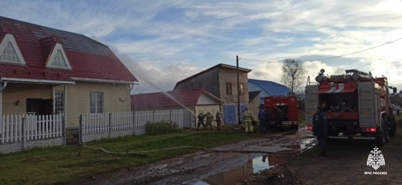 Спасли дом от уничтожения. Огнеборцы 21 ПСЧ ликвидировали пожар в жилом доме на улице Строителей в Андреаполе