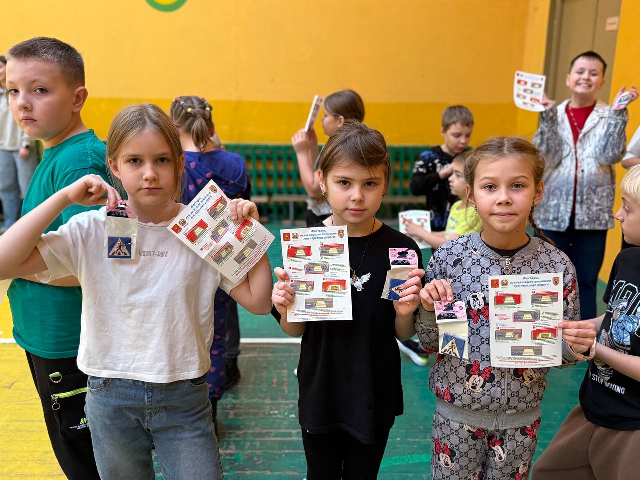 Сотрудники Госавтоинспекции города Твери провели для учеников средней школы №53 «Веселые старты в стране ПДД» в осеннем пришкольном лагере Сотрудники Госавтоинспекции города Твери провели для учеников средней школы №53 «Веселые старты в стране ПДД» в осеннем пришкольном лагере