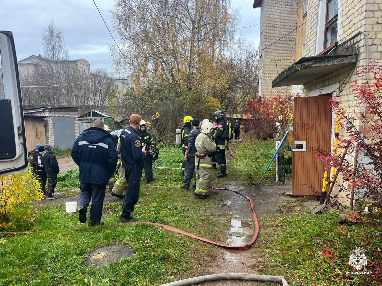 В Торжке загорелся многоквартирный дом, людей эвакуировали В Торжке загорелся многоквартирный дом, людей эвакуировали