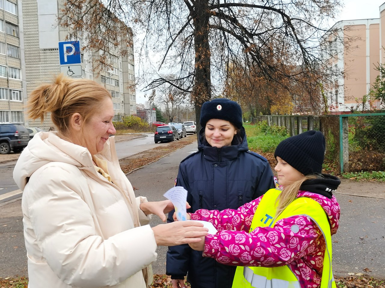 Во время осенних школьных каникул тверские автоинспекторы совместно с отрядом ЮИД СОШ № 53 провели акцию «Письмо водителю» Во время осенних школьных каникул тверские автоинспекторы совместно с отрядом ЮИД СОШ № 53 провели акцию «Письмо водителю»