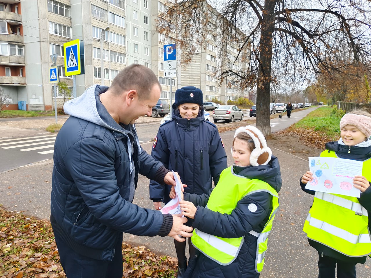 Во время осенних школьных каникул тверские автоинспекторы совместно с отрядом ЮИД СОШ № 53 провели акцию «Письмо водителю» Во время осенних школьных каникул тверские автоинспекторы совместно с отрядом ЮИД СОШ № 53 провели акцию «Письмо водителю»