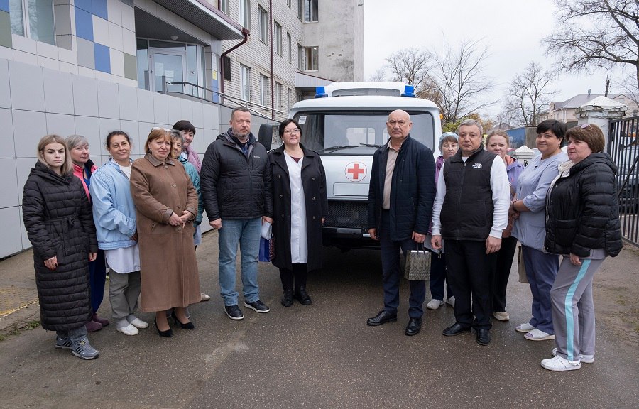 Осташковской ЦРБ передали новую машину скорой помощи Осташковской ЦРБ передали новую машину скорой помощи