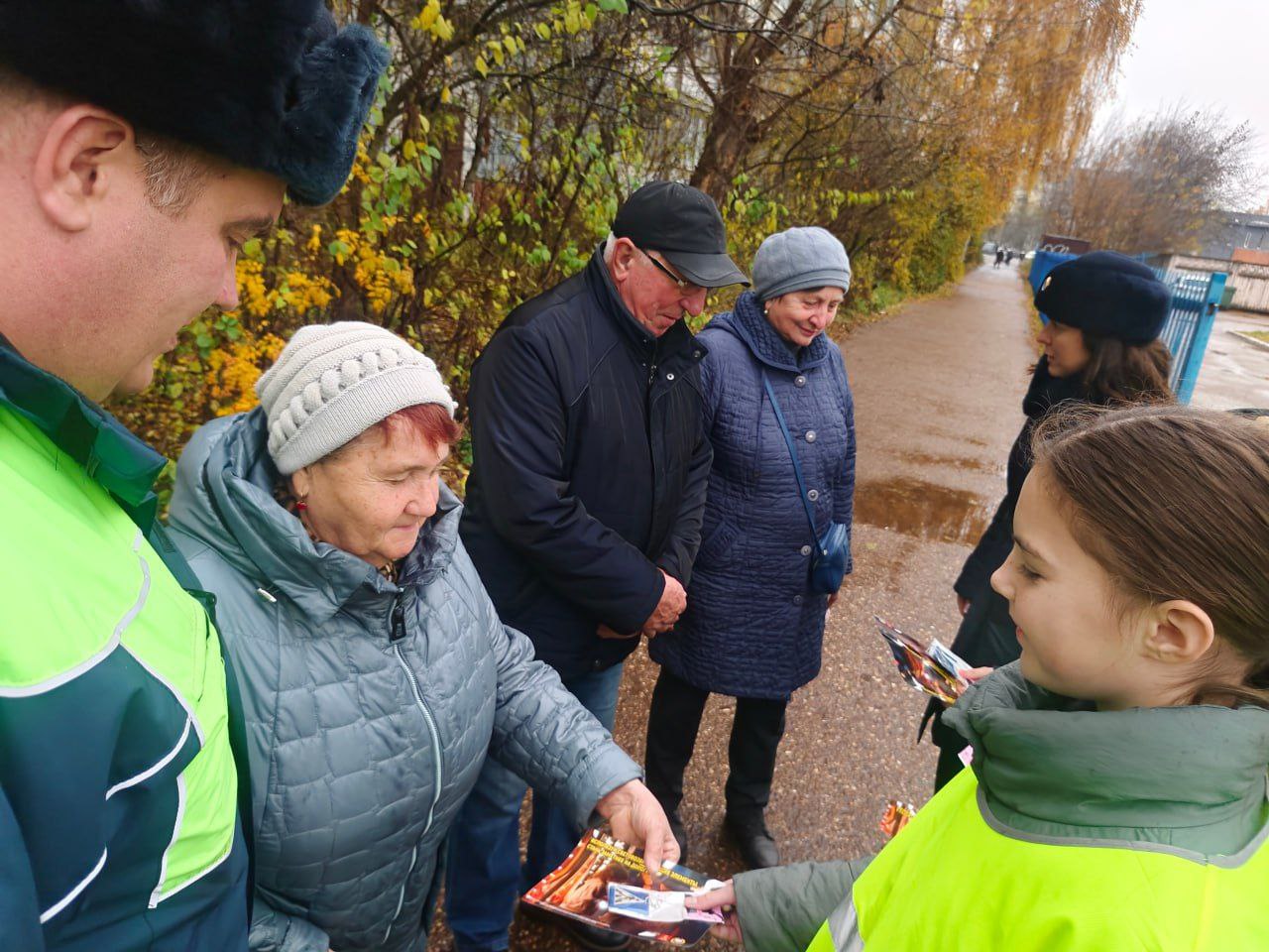 В Международный день бабушек и дедушек сотрудники Госавтоинспекции города Твери и ЮИДовцы СОШ №15 провели мероприятие «С заботой о Вас» В Международный день бабушек и дедушек сотрудники Госавтоинспекции города Твери и ЮИДовцы СОШ №15 провели мероприятие «С заботой о Вас»