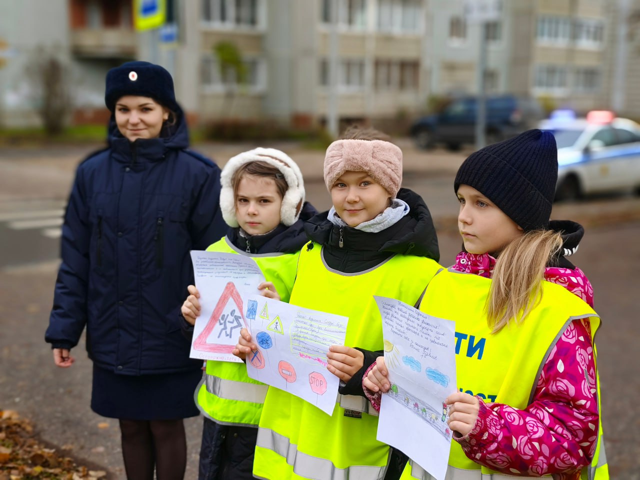 Во время осенних школьных каникул тверские автоинспекторы совместно с отрядом ЮИД СОШ № 53 провели акцию «Письмо водителю» Во время осенних школьных каникул тверские автоинспекторы совместно с отрядом ЮИД СОШ № 53 провели акцию «Письмо водителю»