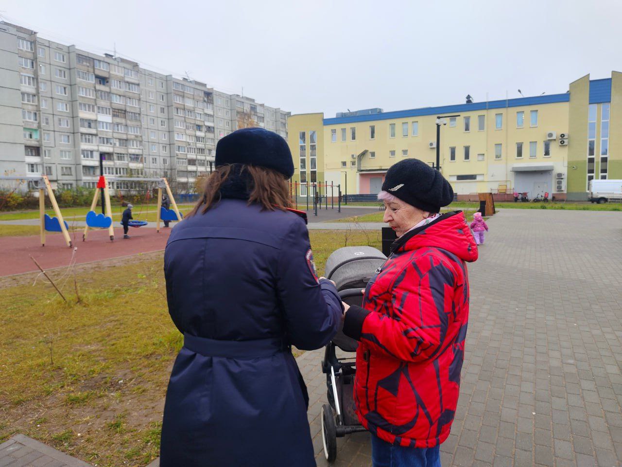 В Международный день бабушек и дедушек сотрудники Госавтоинспекции города Твери и ЮИДовцы СОШ №15 провели мероприятие «С заботой о Вас» В Международный день бабушек и дедушек сотрудники Госавтоинспекции города Твери и ЮИДовцы СОШ №15 провели мероприятие «С заботой о Вас»
