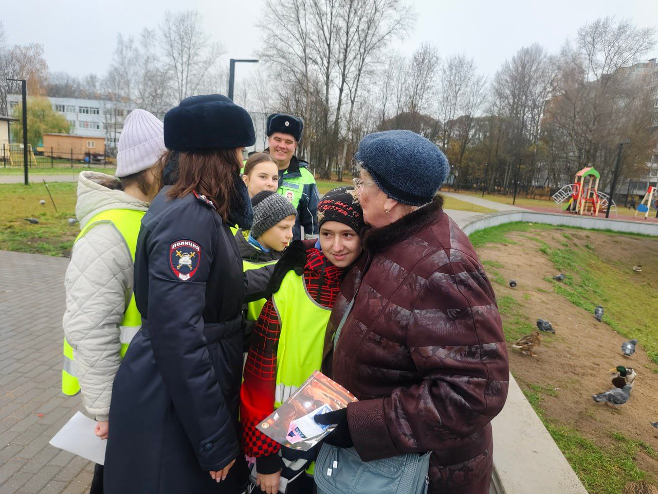 В Международный день бабушек и дедушек сотрудники Госавтоинспекции города Твери и ЮИДовцы СОШ №15 провели мероприятие «С заботой о Вас» В Международный день бабушек и дедушек сотрудники Госавтоинспекции города Твери и ЮИДовцы СОШ №15 провели мероприятие «С заботой о Вас»