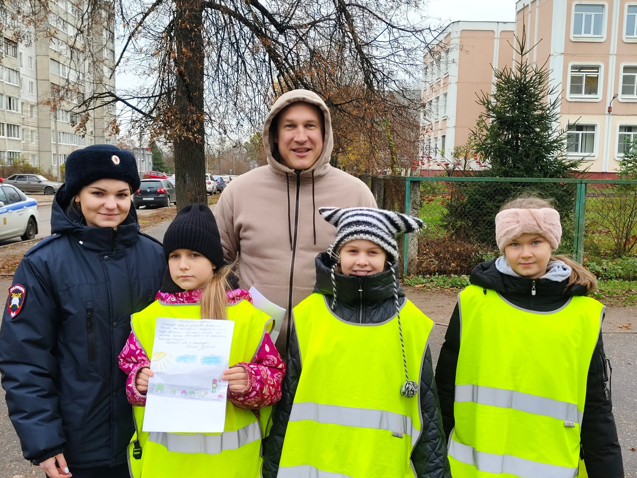 Во время осенних школьных каникул тверские автоинспекторы совместно с отрядом ЮИД СОШ № 53 провели акцию «Письмо водителю» Во время осенних школьных каникул тверские автоинспекторы совместно с отрядом ЮИД СОШ № 53 провели акцию «Письмо водителю»