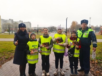 В Международный день бабушек и дедушек сотрудники Госавтоинспекции города Твери и ЮИДовцы СОШ №15 провели мероприятие «С заботой о Вас»