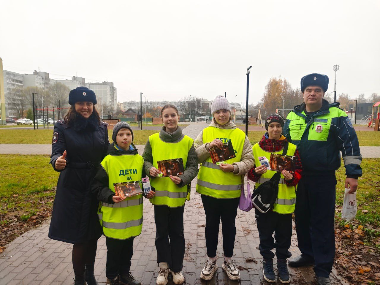 В Международный день бабушек и дедушек сотрудники Госавтоинспекции города Твери и ЮИДовцы СОШ №15 провели мероприятие «С заботой о Вас»