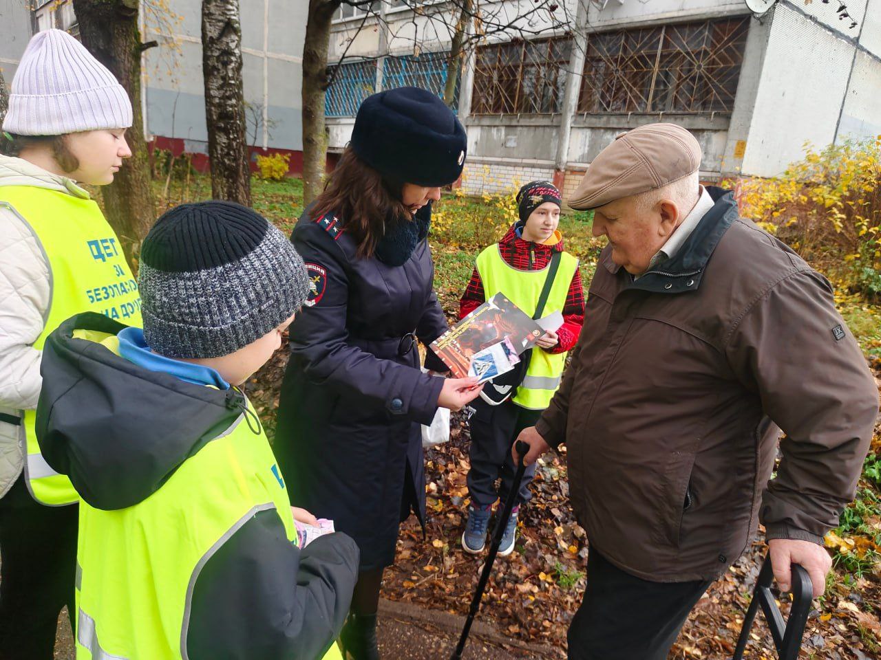 В Международный день бабушек и дедушек сотрудники Госавтоинспекции города Твери и ЮИДовцы СОШ №15 провели мероприятие «С заботой о Вас» В Международный день бабушек и дедушек сотрудники Госавтоинспекции города Твери и ЮИДовцы СОШ №15 провели мероприятие «С заботой о Вас»