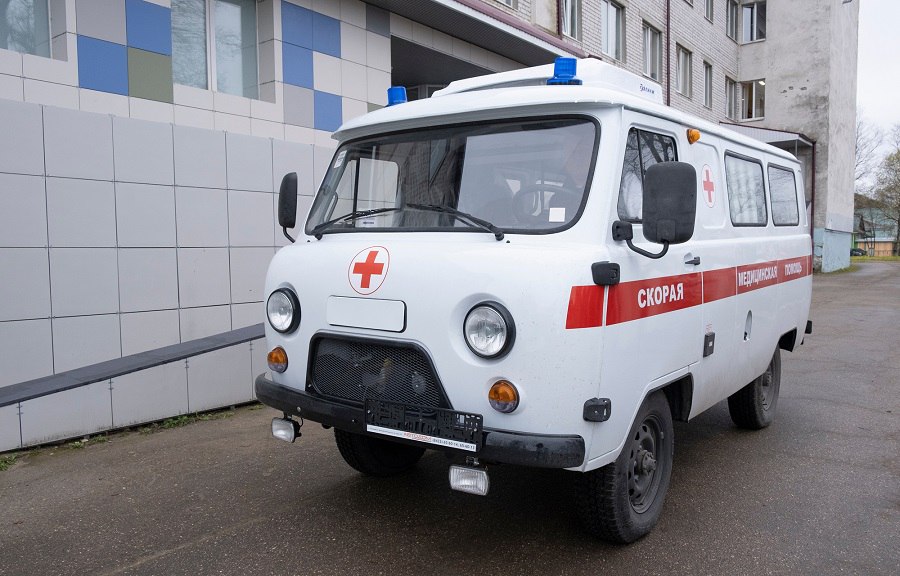 Осташковской ЦРБ передали новую машину скорой помощи