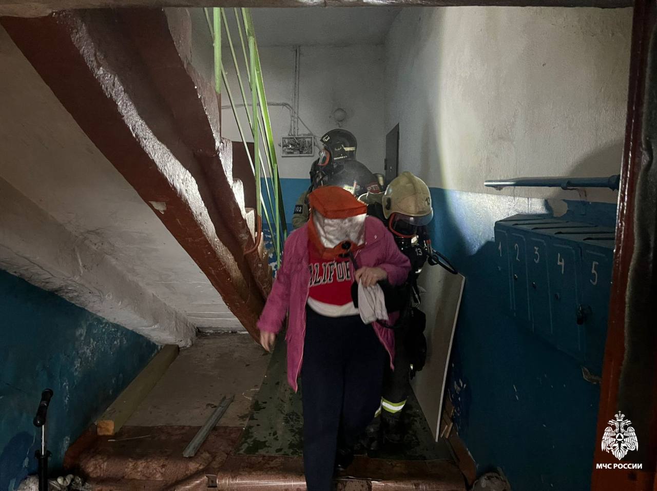 В Торжке загорелся многоквартирный дом, людей эвакуировали