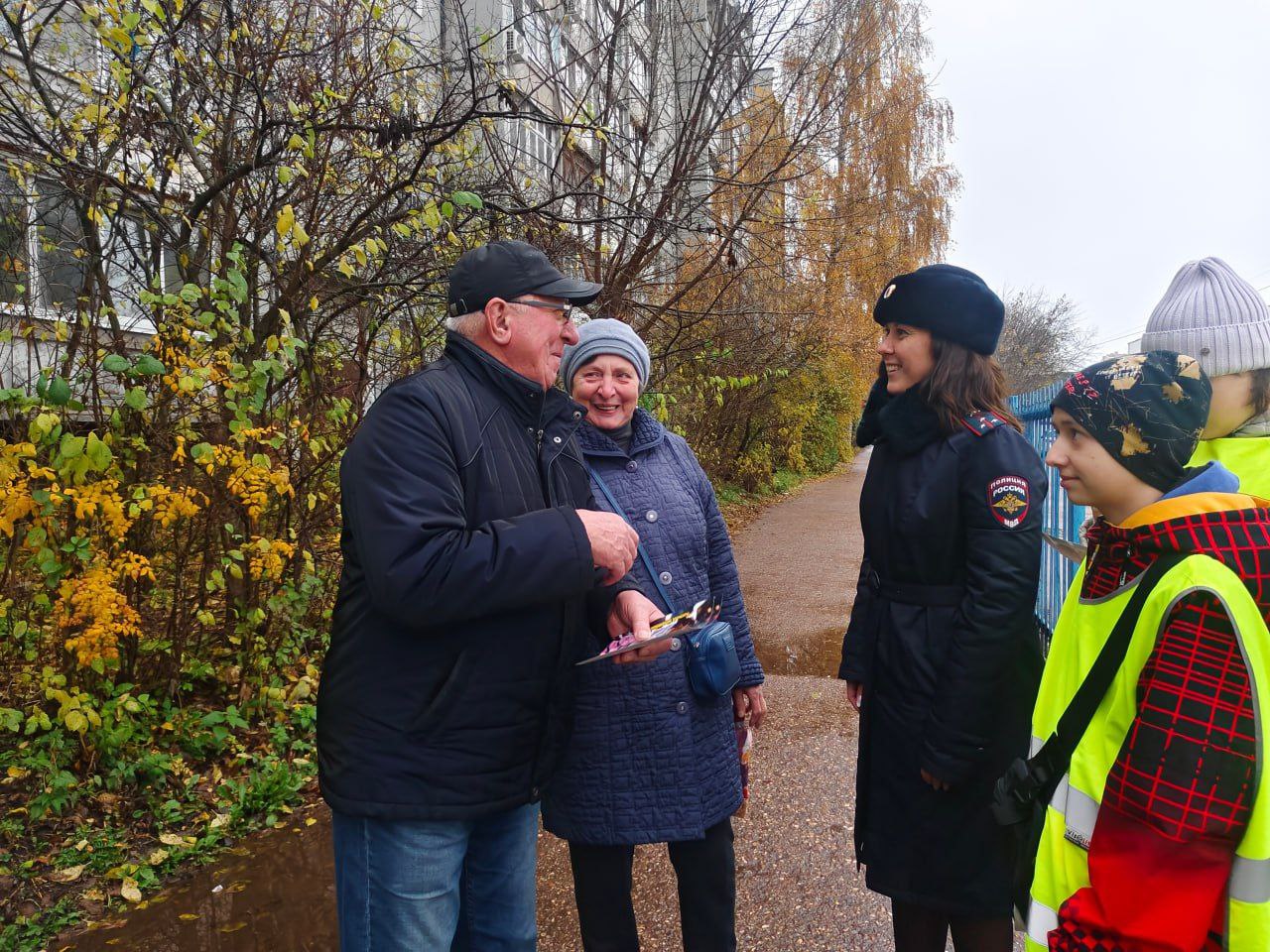 В Международный день бабушек и дедушек сотрудники Госавтоинспекции города Твери и ЮИДовцы СОШ №15 провели мероприятие «С заботой о Вас» В Международный день бабушек и дедушек сотрудники Госавтоинспекции города Твери и ЮИДовцы СОШ №15 провели мероприятие «С заботой о Вас»