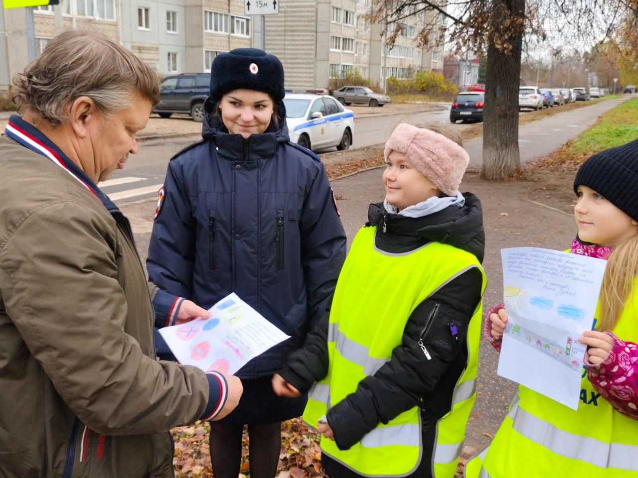 Во время осенних школьных каникул тверские автоинспекторы совместно с отрядом ЮИД СОШ № 53 провели акцию «Письмо водителю» Во время осенних школьных каникул тверские автоинспекторы совместно с отрядом ЮИД СОШ № 53 провели акцию «Письмо водителю»