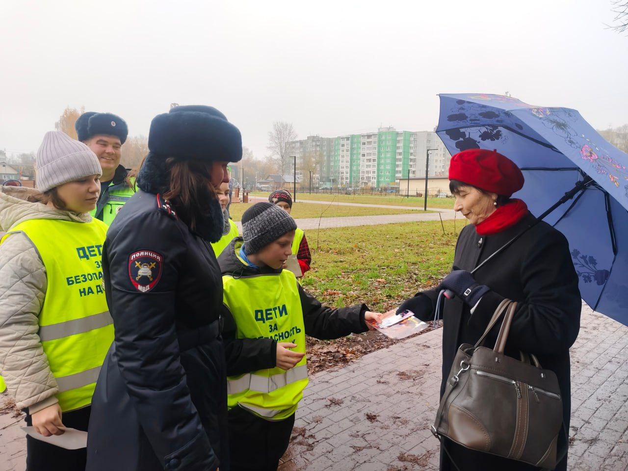 В Международный день бабушек и дедушек сотрудники Госавтоинспекции города Твери и ЮИДовцы СОШ №15 провели мероприятие «С заботой о Вас» В Международный день бабушек и дедушек сотрудники Госавтоинспекции города Твери и ЮИДовцы СОШ №15 провели мероприятие «С заботой о Вас»