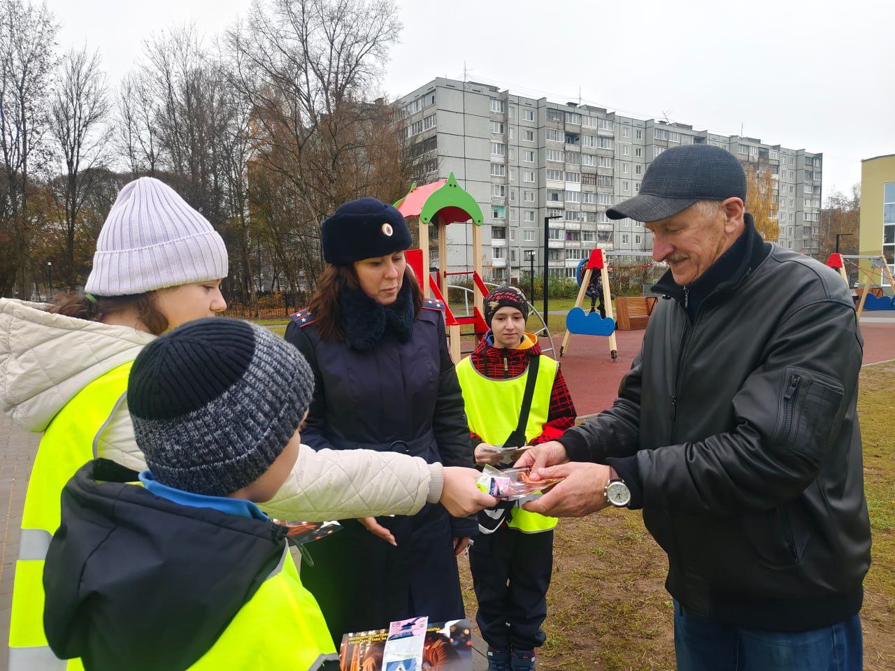 В Международный день бабушек и дедушек сотрудники Госавтоинспекции города Твери и ЮИДовцы СОШ №15 провели мероприятие «С заботой о Вас» В Международный день бабушек и дедушек сотрудники Госавтоинспекции города Твери и ЮИДовцы СОШ №15 провели мероприятие «С заботой о Вас»