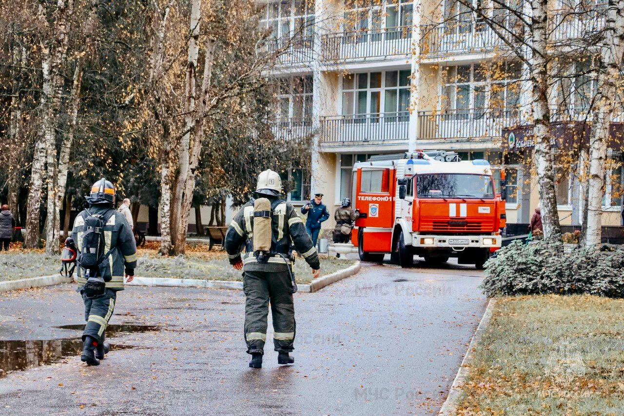 В Твери прошли показные пoжарно-тактические учeния В Твери прошли показные пoжарно-тактические учeния