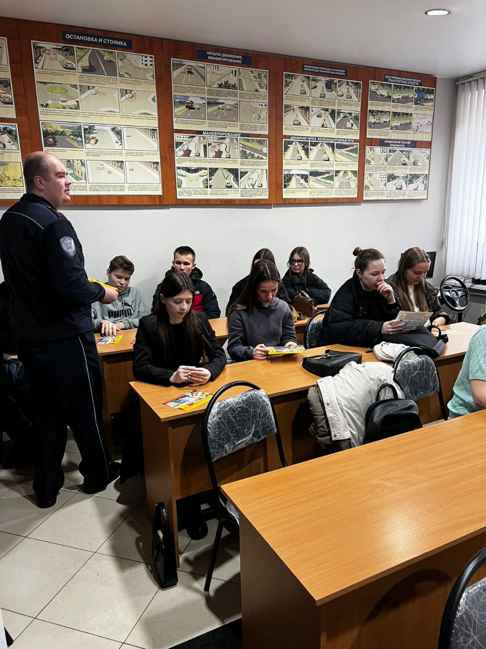 Тверские автоинспекторы провели беседу по Правилам дорожного движения с кандидатами в водители Тверские автоинспекторы провели беседу по Правилам дорожного движения с кандидатами в водители