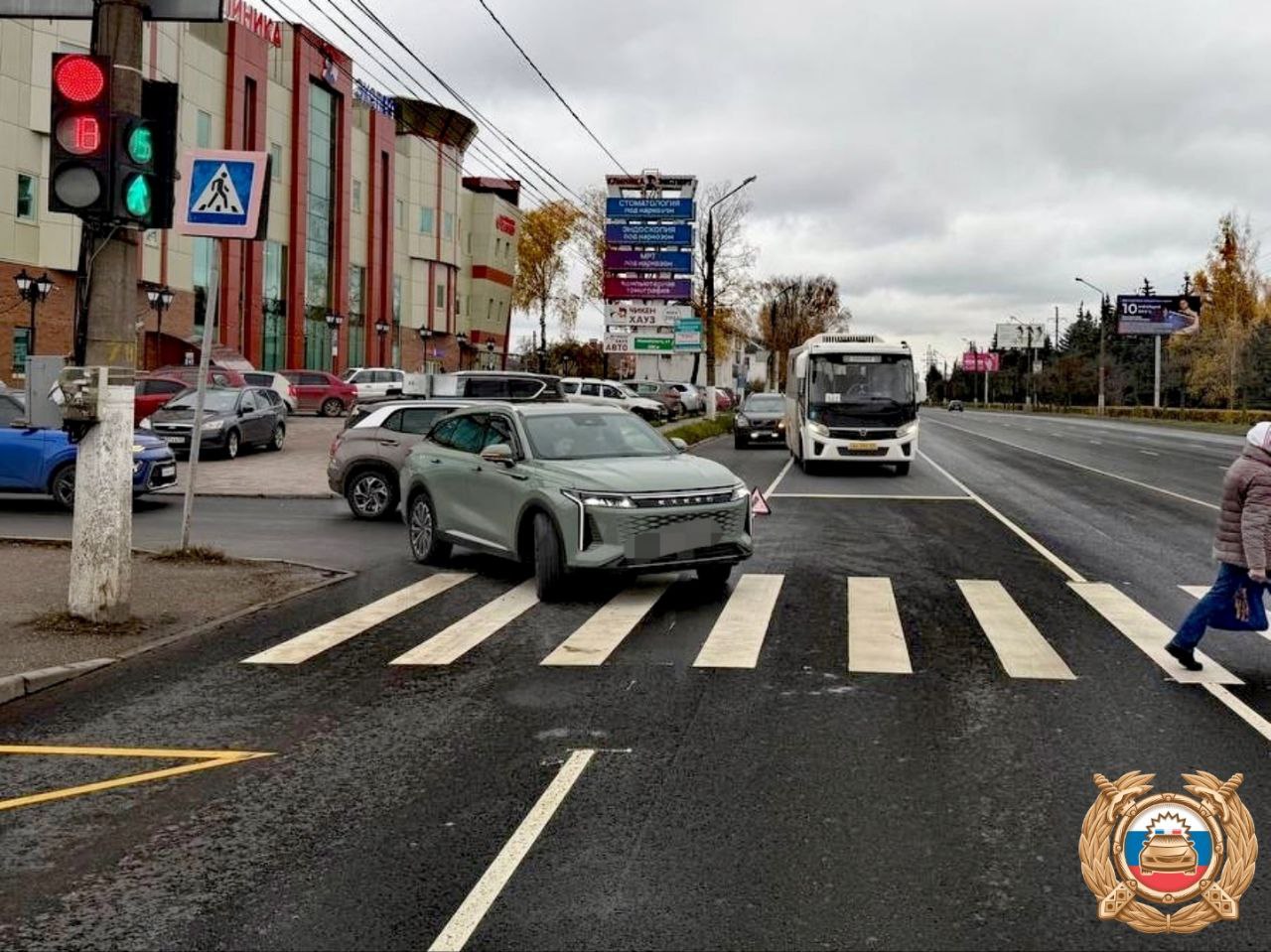 На Октябрьском проспекте в Твери автомобиль Exeed сбил девушку на "зебре"