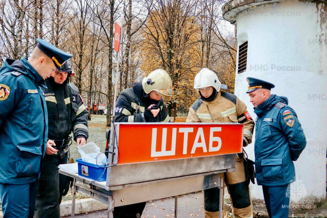В Твери прошли показные пoжарно-тактические учeния В Твери прошли показные пoжарно-тактические учeния