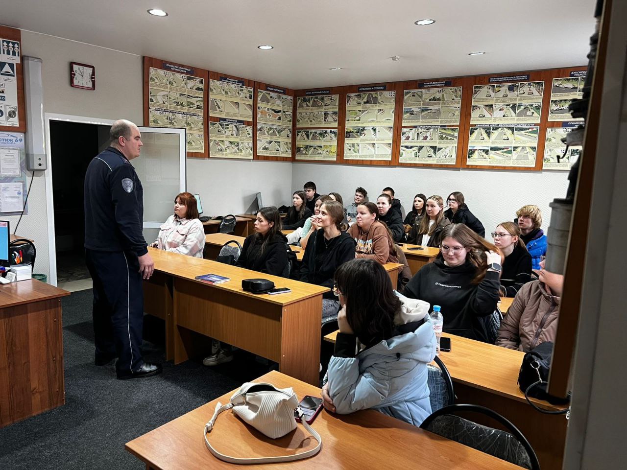 Тверские автоинспекторы провели беседу по Правилам дорожного движения с кандидатами в водители Тверские автоинспекторы провели беседу по Правилам дорожного движения с кандидатами в водители