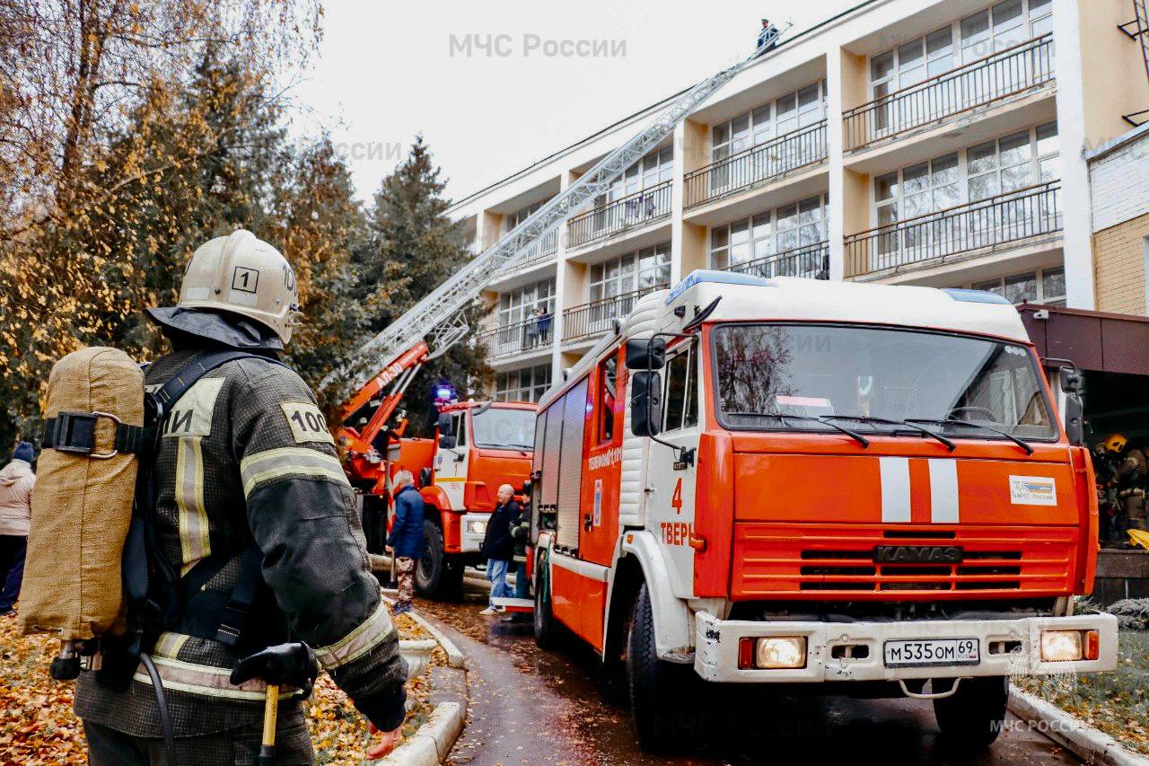В Твери спасатели эвакуировали "пострадавшего" на пожаре в сауне по легенде В Твери спасатели эвакуировали "пострадавшего" на пожаре в сауне по легенде